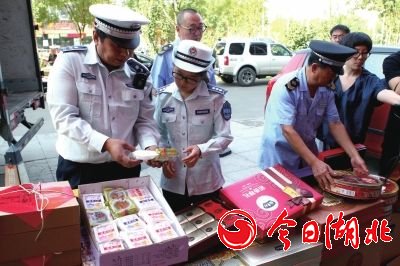 城管队员对在售月饼进行检查。京华时报记者欧阳晓菲摄