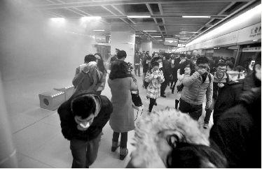 武汉地铁昨首次在运营时段进行消防演练(图)