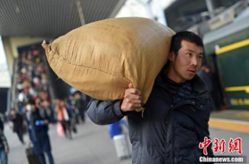 1月21日，山西太原火車站，返鄉(xiāng)學生在人潮中進站上車。中新社記者 武俊杰 攝