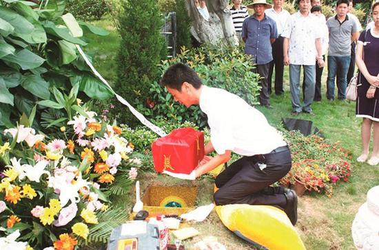 武漢陵園萬元月薪難招落葬禮儀師 要求顏值高氣質(zhì)佳