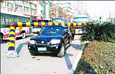 大客車僥幸闖關(guān)撞倒限高架 砸中過(guò)路越野車(圖)