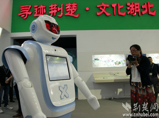 武汉需要智能技术公司自主研发的“天凛一号”智能机器人成为湖北馆客服之一。另一台绘画机器人，观众只需要坐等十分钟，就能完成一幅素描，而研制开发的是一群刚毕业的大学生。