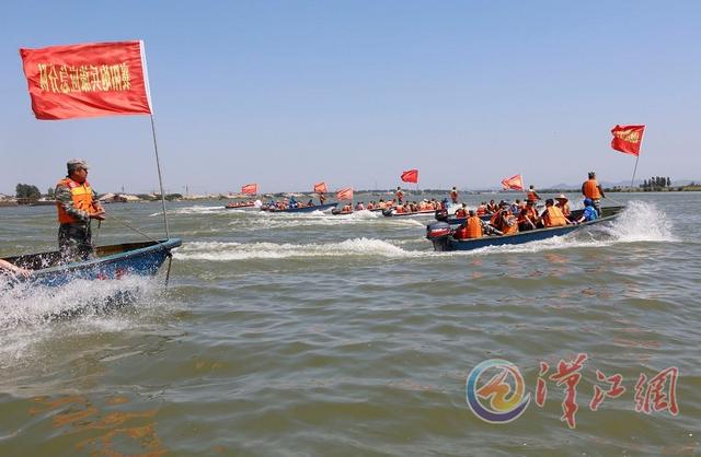 漢江魚(yú)梁洲大堤軍地聯(lián)演 水上救生防大汛(圖)