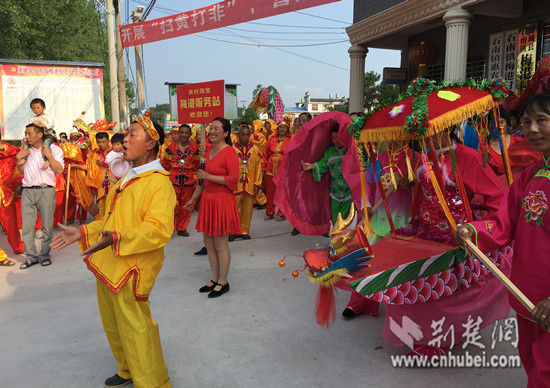胡大叔和村民们一起表演采莲舞
