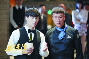 张艺兴在《好先生》中饰演的小蔡（左），做错事结果被打耳光。