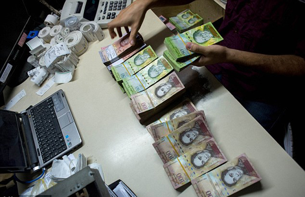 委内瑞拉通胀升级:收款时现金称重 中产上街拾荒