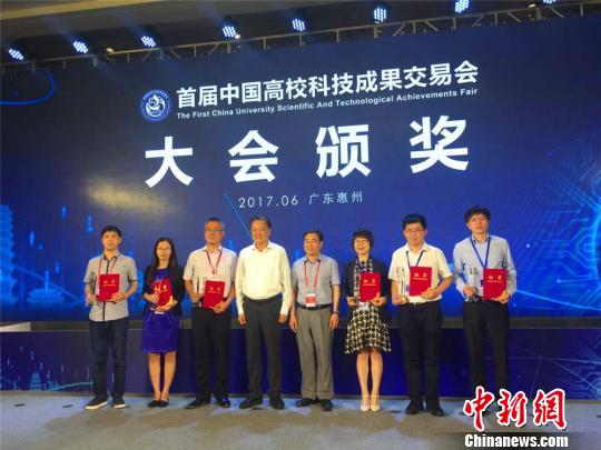 图为中山大学、浙江大学、上海交通大学、吉林大学、北京航空航天大学、南方医科大学等6所高校在首届中国高校科交会上荣获特别金奖 宋秀杰 摄